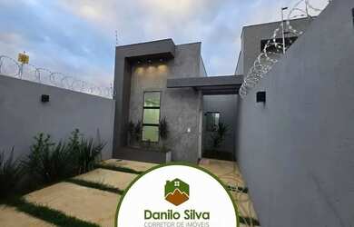 Imagem: A casa possui 3 Dormitórios, 1 Banheiro, 1 Vaga na garagem