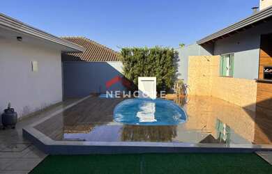 Imagem: A casa possui 4 Dormitórios, 3 Banheiros, 4 Vagas na garagem