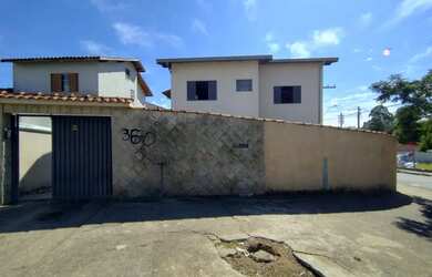 Imagem: A casa possui 2 Dormitórios, 1 Banheiro, 2 Vagas na garagem