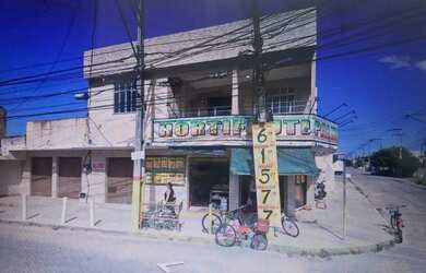 Imagem: A casa possui 3 Dormitórios, 2 Banheiros, 5 Vagas na garagem