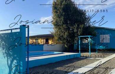 Imagem: A casa possui 3 Dormitórios, Acomodam 10 pessoas, 2 Vagas na