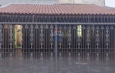 Imagem: A casa possui 3 Dormitórios, 2 Banheiros, 3 Vagas na garagem