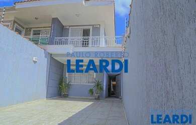 Imagem: A casa possui 3 Dormitórios, 4 Banheiros, 3 Vagas na garagem