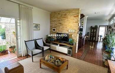 Imagem: A casa possui 3 Dormitórios, 3 Banheiros, 4 Vagas na garagem