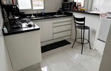 Imagem: O apartamento possui 2 Dormitórios, 1 Banheiro, 1 Vaga na garagem