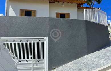 Imagem: A casa possui 3 Dormitórios, 2 Banheiros, 3 Vagas na garagem