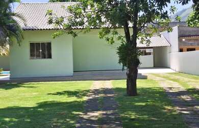 Imagem: A casa possui 3 Dormitórios, 4 Banheiros, 5 Vagas na garagem