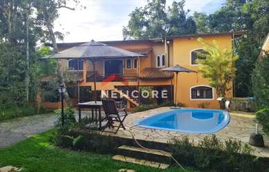 Imagem: A casa em condomínio possui 4 Dormitórios, 3 Banheiros, 5