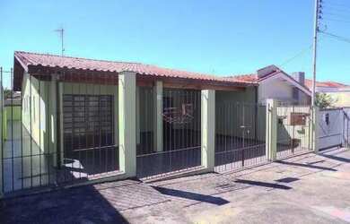 Imagem: A casa possui 4 Dormitórios, 2 Banheiros, 2 Vagas na garagem