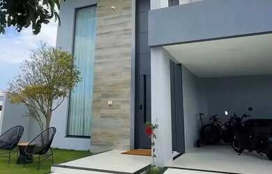 Imagem: A casa em condomínio possui 4 Dormitórios, 5 Banheiros e 245m²