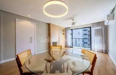 Imagem: O apartamento possui 3 Dormitórios, 1 Banheiro, 4 Vagas na