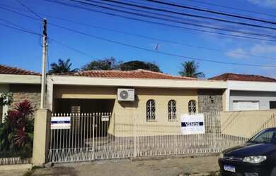 Imagem: A casa possui 4 Dormitórios, 3 Banheiros e 250m² de Área