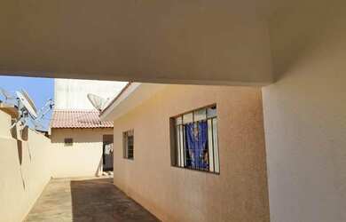 Imagem: A casa possui 3 Dormitórios, 3 Banheiros, 1 Vaga na garagem