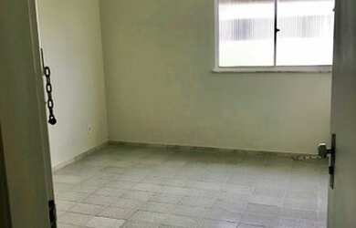 Imagem: O apartamento possui 3 Dormitórios, 1 Banheiro e 1 Vaga na