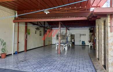 Imagem: A casa possui 4 Dormitórios, 3 Banheiros, 4 Vagas na garagem