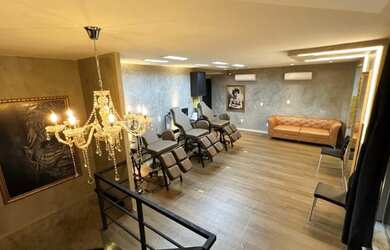 Imagem: O depósito possui 5 Vagas na garagem, 170m² de Área e está