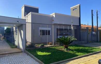 Imagem: A casa possui 4 Dormitórios, 3 Banheiros, 2 Vagas na garagem