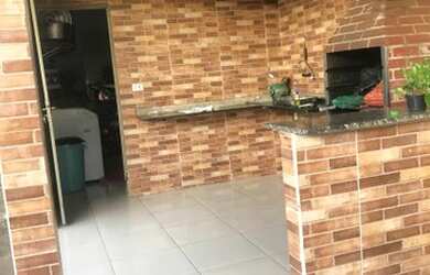 Imagem: A casa possui 3 Dormitórios, 3 Banheiros, 4 Vagas na garagem