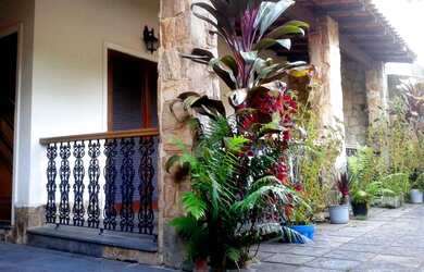 Imagem: A casa possui 3 Dormitórios, 4 Banheiros, 2 Vagas na garagem