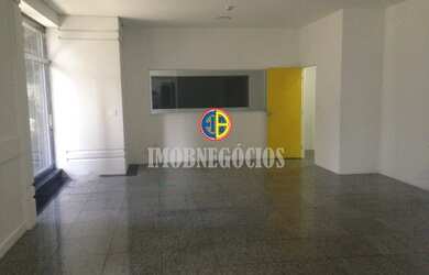 Imagem: O depósito possui 2 Vagas na garagem, 327m² de Área e está