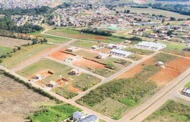 Imagem: O terreno possui 300m² de Área e está localizado em Cará