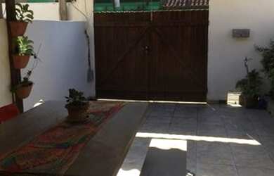 Imagem: A casa possui 2 Dormitórios, 1 Banheiro, 1 Vaga na garagem