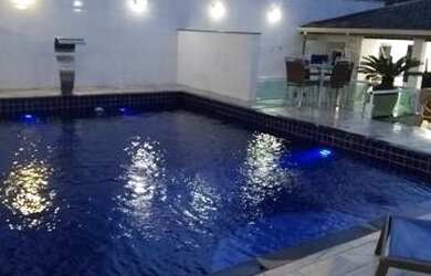 Imagem: A casa possui 3 Dormitórios, 4 Banheiros, 5 Vagas na garagem