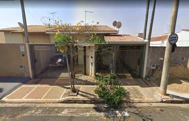 Imagem: A casa possui 3 Dormitórios, 3 Banheiros, 2 Vagas na garagem