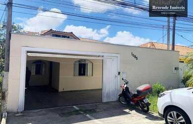 Imagem: A casa possui 4 Dormitórios, 2 Banheiros, 3 Vagas na garagem