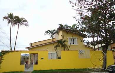 Imagem: A casa possui 4 Dormitórios, 3 Banheiros, 2 Vagas na garagem