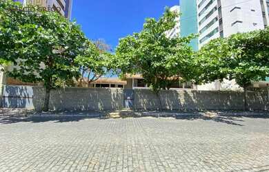 Imagem: A casa possui 5 Dormitórios, 4 Banheiros, 5 Vagas na garagem