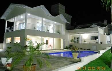 Imagem: A casa em condomínio possui 5 Dormitórios, 2 Banheiros, 500m²