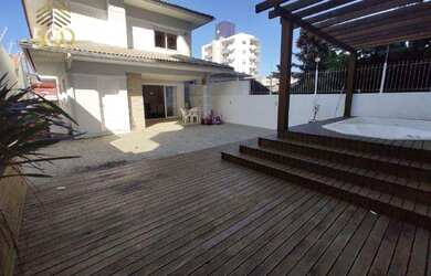 Imagem: A casa possui 4 Dormitórios, 3 Banheiros, 4 Vagas na garagem