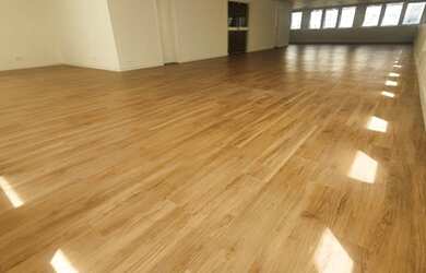 Imagem: O depósito possui 4 Vagas na garagem e 203m² de Área e está