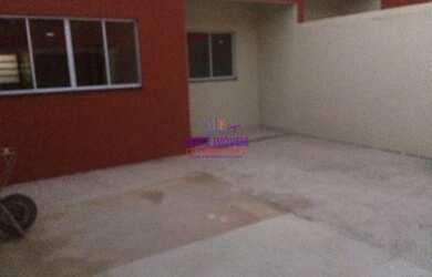 Imagem: A casa possui 3 Dormitórios, 1 Banheiro, 2 Vagas na garagem