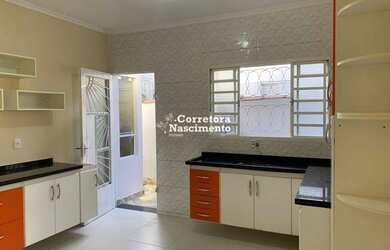 Imagem: A casa possui 3 Dormitórios, 1 Banheiro, 3 Vagas na garagem