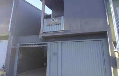 Imagem: A casa possui 3 Dormitórios, 2 Banheiros, 2 Vagas na garagem