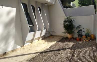 Imagem: A casa possui 3 Dormitórios, 1 Banheiro, 2 Vagas na garagem