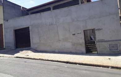 Imagem: A casa possui 5 Dormitórios, 3 Banheiros, 3 Vagas na garagem