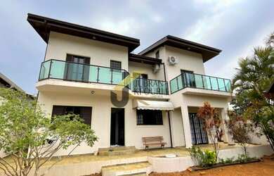 Imagem: A casa possui 4 Dormitórios, 4 Banheiros, 5 Vagas na garagem