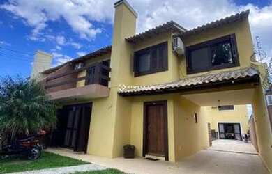 Imagem: A casa possui 3 Dormitórios, 1 Banheiro, 2 Vagas na garagem