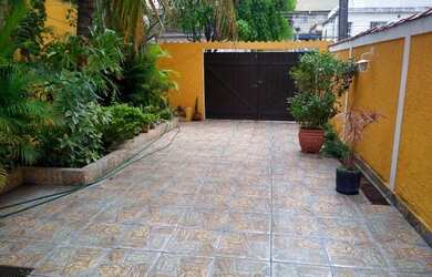 Imagem: A casa possui 3 Dormitórios, 2 Banheiros, 3 Vagas na garagem