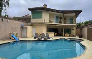 Imagem: A casa possui 4 Dormitórios, 5 Banheiros, 2 Vagas na garagem