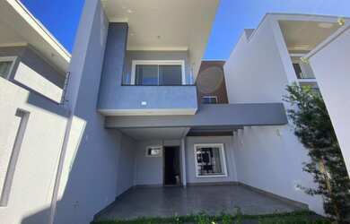 Imagem: A casa possui 3 Dormitórios, 3 Banheiros, 2 Vagas na garagem