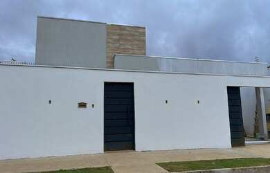 Imagem: A casa possui 2 Dormitórios, 1 Banheiro, 2 Vagas na garagem