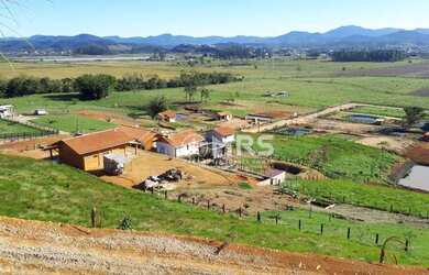 Imagem: A chácara possui 1.700m² de Área e está localizado em Canelinha