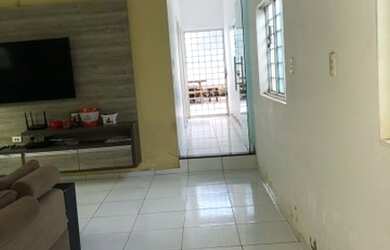 Imagem: A casa possui 2 Dormitórios, 2 Banheiros, 2 Vagas na garagem