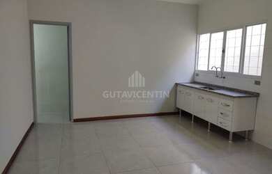 Imagem: A casa possui 2 Dormitórios, 2 Banheiros, 2 Vagas na garagem