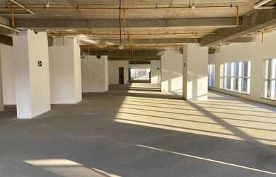 Imagem: O depósito possui 5 Vagas na garagem e 1000m² de Área e está