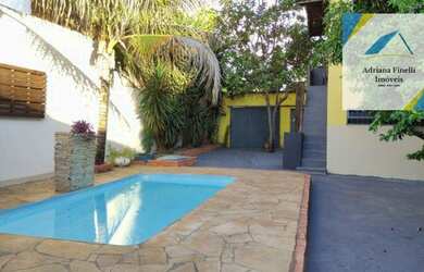 Imagem: A casa possui 5 Dormitórios, 3 Banheiros, 2 Vagas na garagem